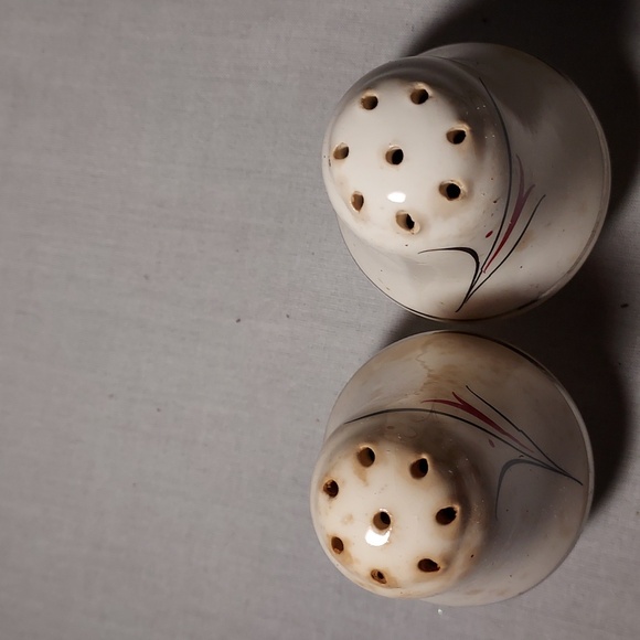 Vintage Salt and Pepper Sets Flower Design Gold Bottom Trim - Picture 5 of 8